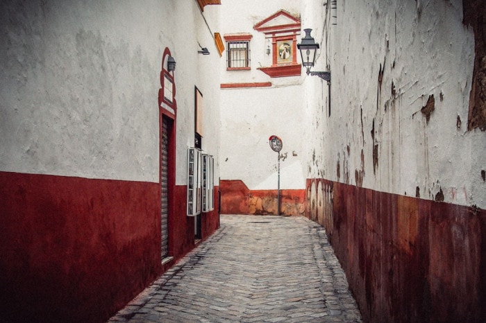 Ruelle rouge et blanche dans le quartier Juif à Séville, Voyage en Espagne