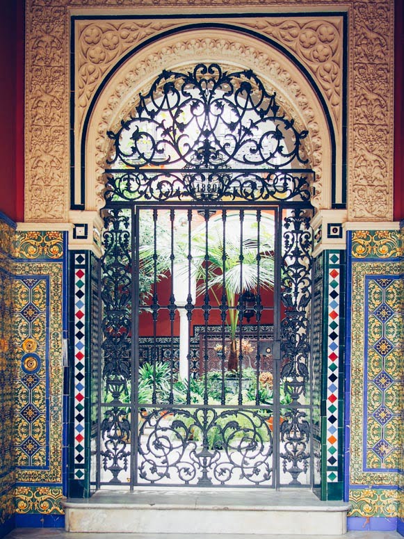 Porte ornementale arabo andalou à seville, voyage en espagne