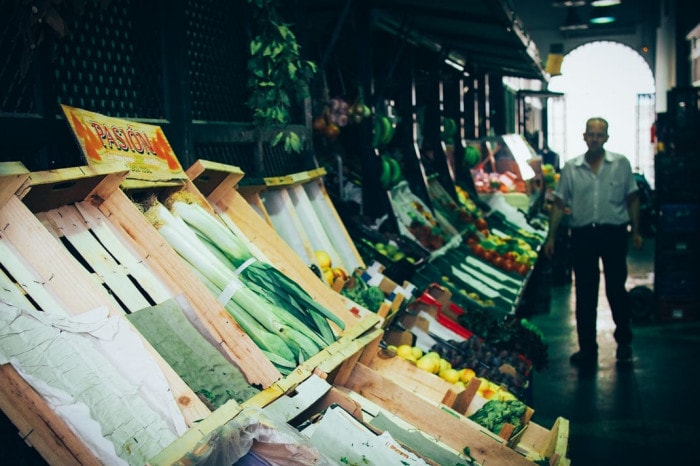 Etales de fruits et légumes au marché de feria de la macarena à seville, voyage en espagne