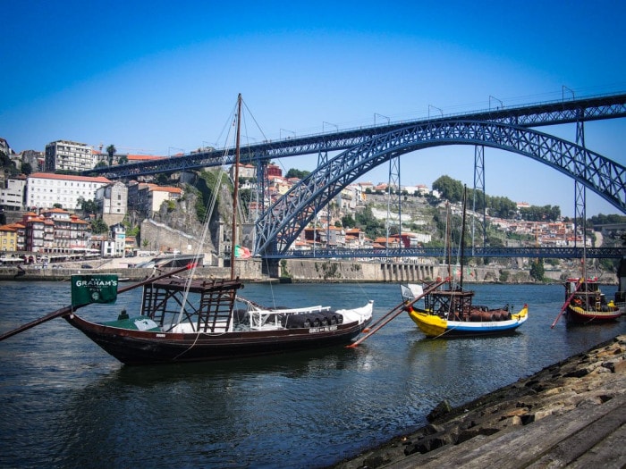 sue sur le pont depuis le quai avec bateau en premier plan a porto voyage portugal