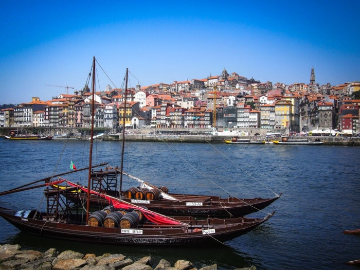 vue sur la ribeira depuis la rive d'en face avec bateaux en premier plan a porto voyage portugal