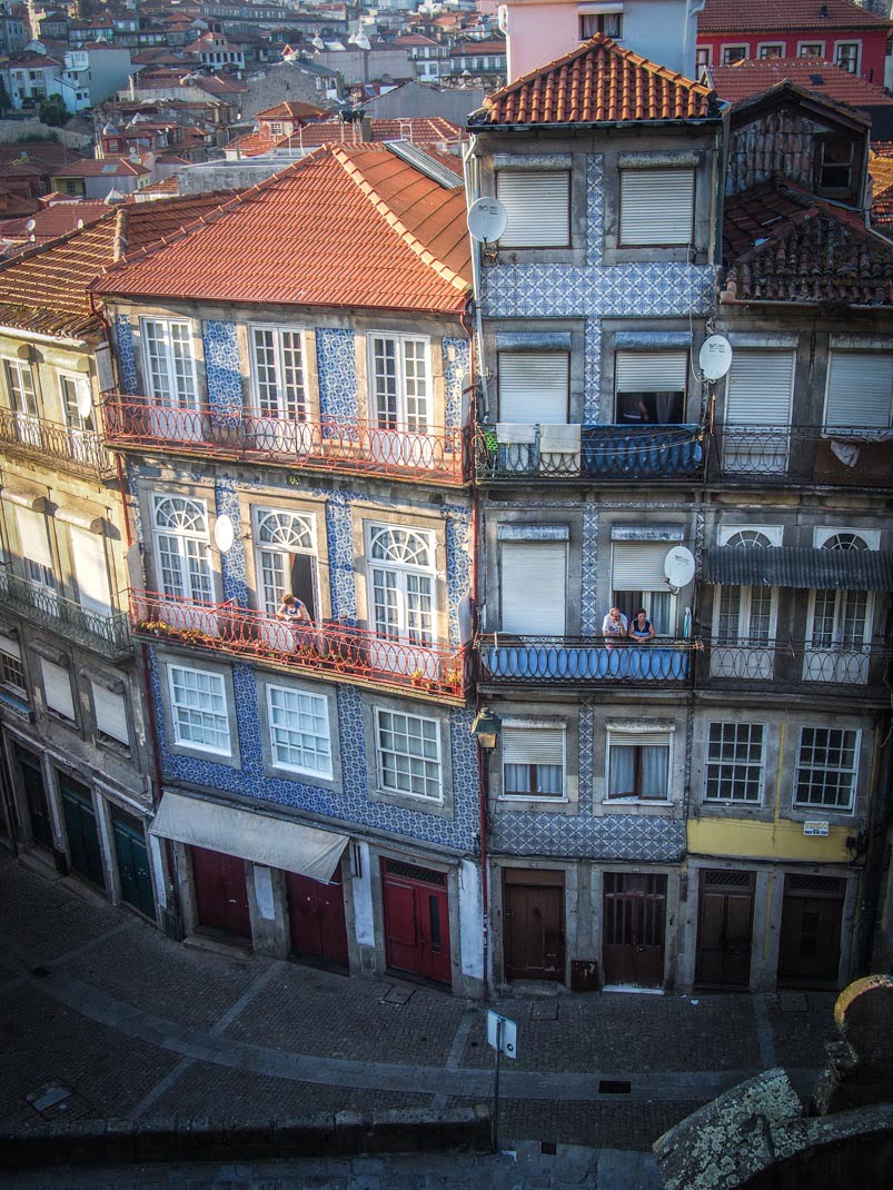 belle facade d'immeuble et ses azulejos a porto voyage portugal