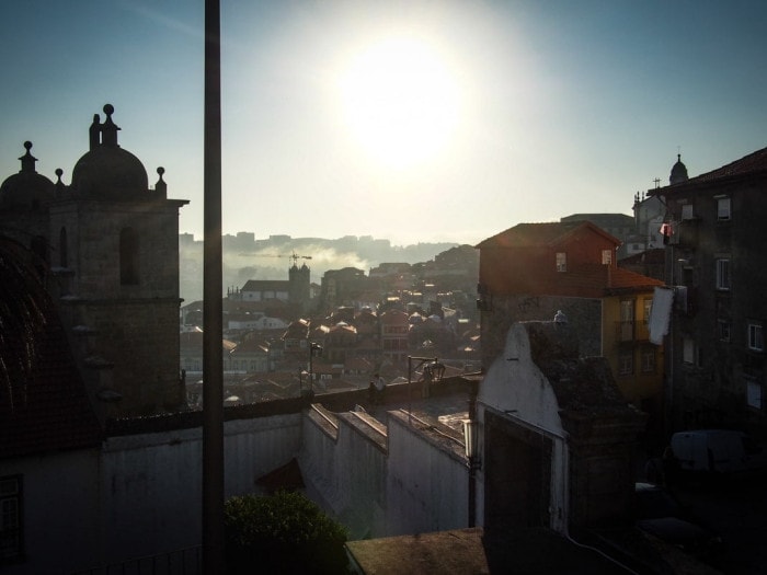 vue clair obscur sur les hauteurs de porto voyage portugal