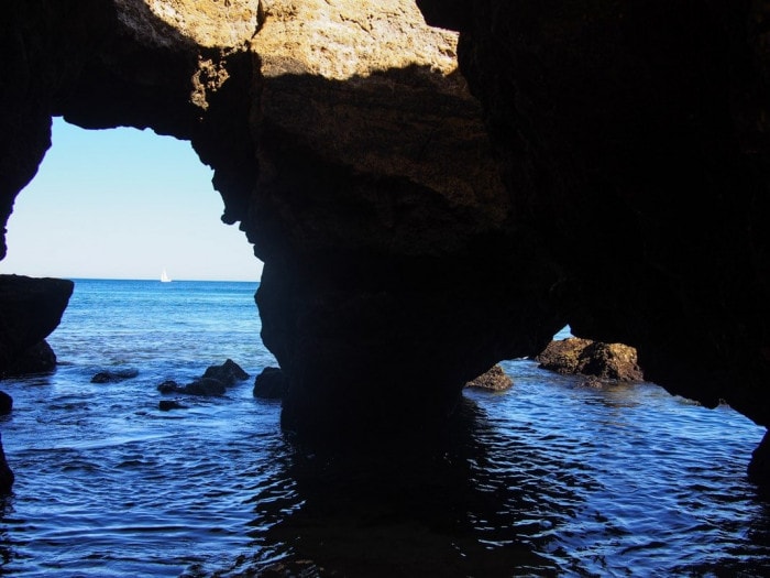 incroyable caverne calcaire sur la plage do pinhao a lagos en algarve voyage portugal