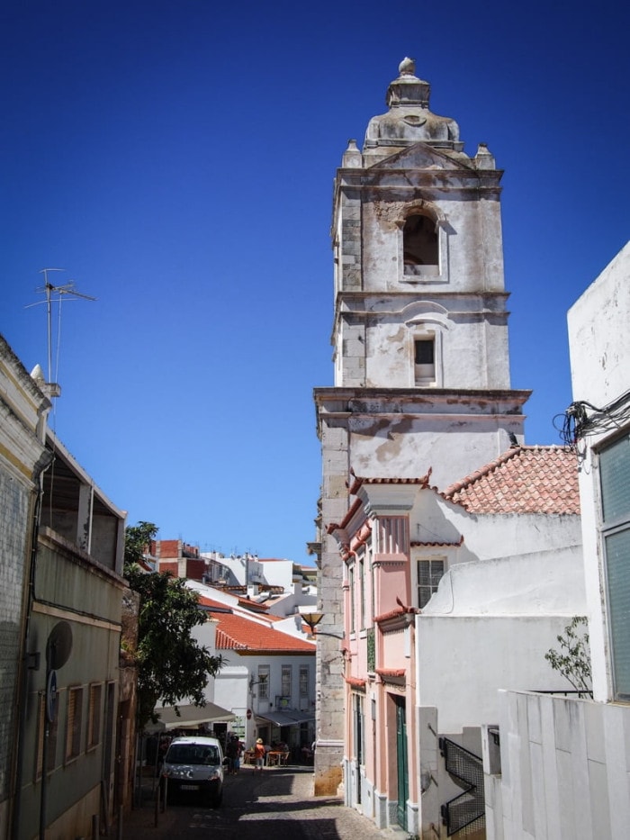 une rue et son clocher a lagos en algarve voyage portugal