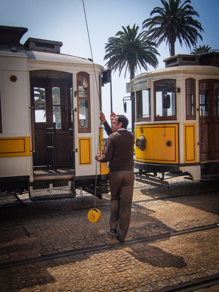 le conducteur du tramway prépare le retour a porto voyage portugal