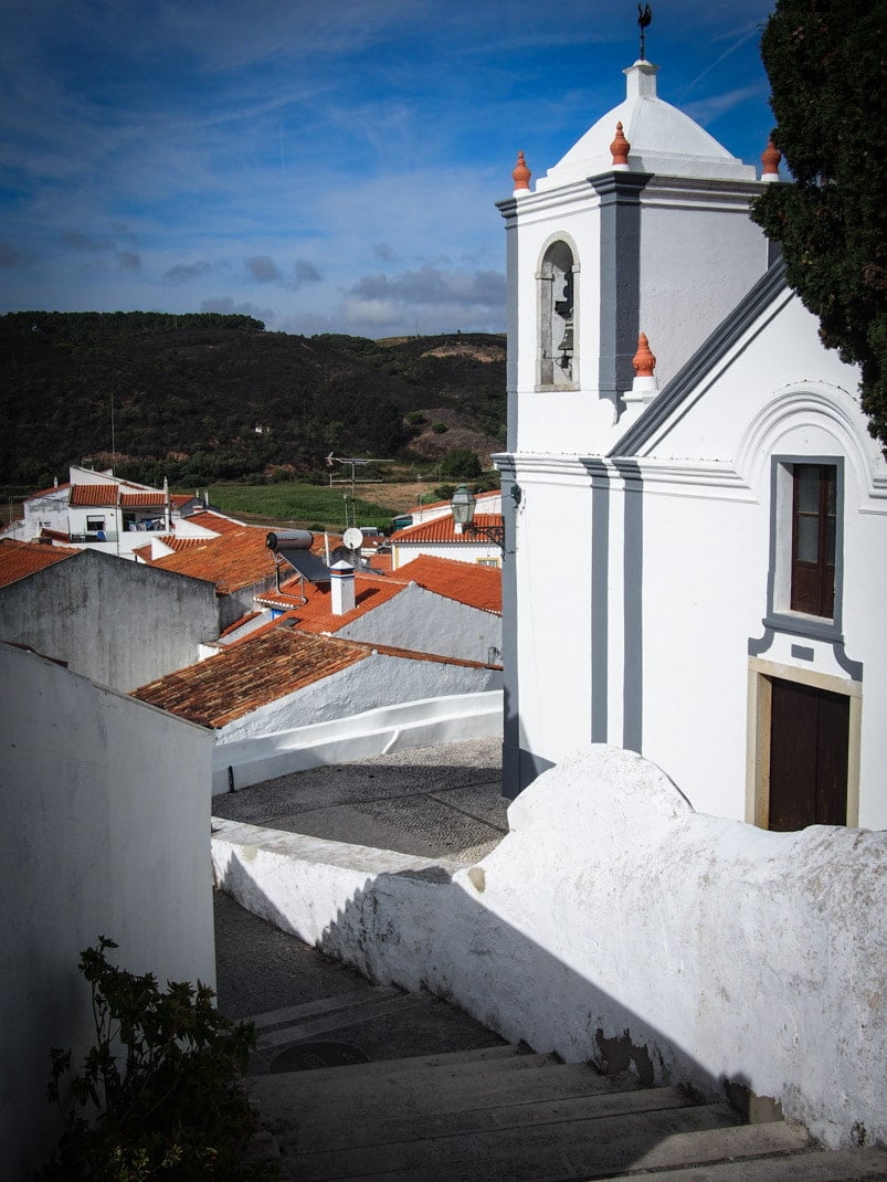 elgise blanche et village de odeceixe en algarve portugal voyage