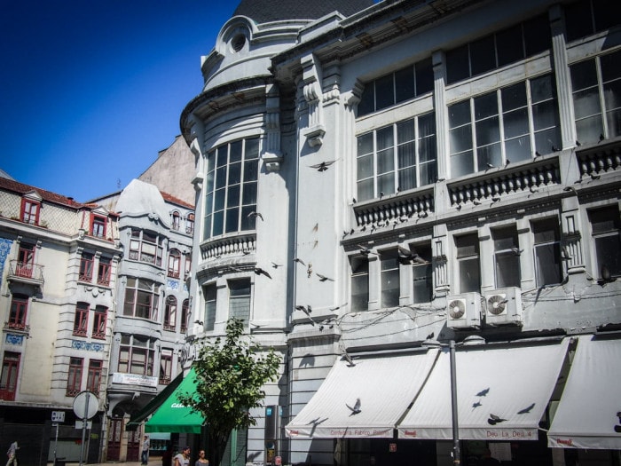 la facade grise du marche do bolhao a porto voyage portugal
