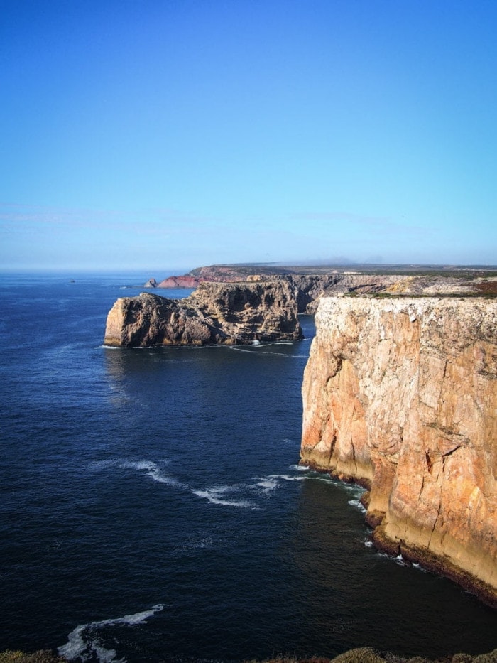 les impressionnantes falaises du cabo sao vicente a sagres en algarve voyage portugal
