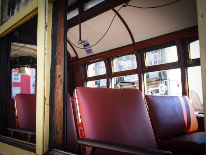 les sieges en cuir rouge du tramway en bois de porto voyage portugal