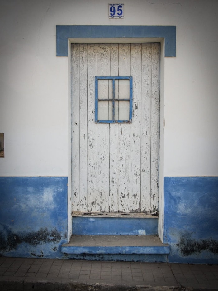 une belle porte blanche et bleu ciel au village de odeceixe au portugal voyage en algarve