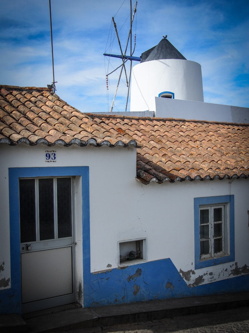 petite maison blanche sur fond de moulin a vent a odeceixe voyage en algarve portugal