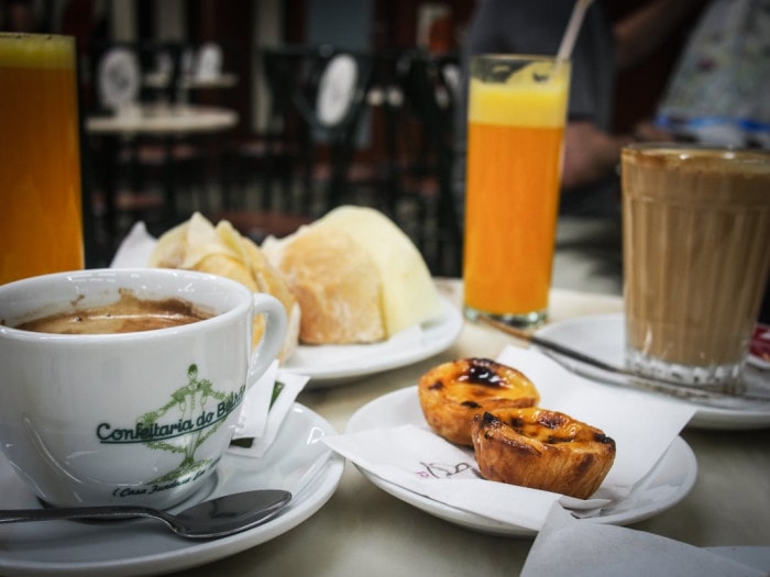 petite dejeuner chocolat jus d'orange et pastel de nata a la cafétéria do bolhao a porto voyage portugal