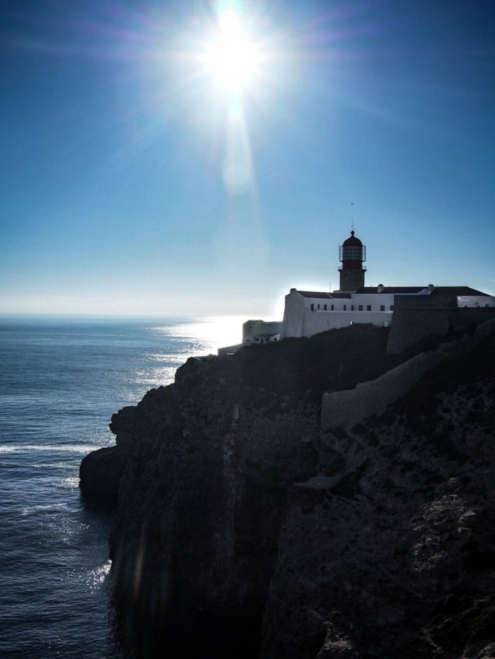 vue sur le phare du cabo sao vincente a sages en algarve voyage portugal