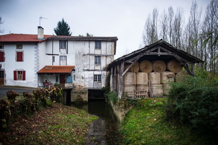 vieux moulin d'urt au pays basque