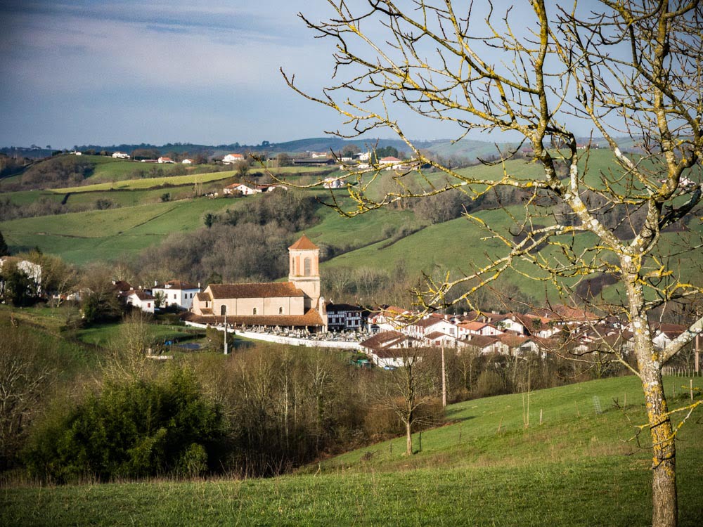 village de la bastide clairance depuis les hauteurs au pays basque