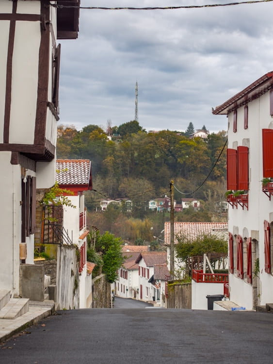 ruelle de la bastide clairence plus beau village de france au pays basque