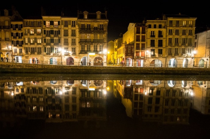 facades eclairee sur les quais a bayonne au pays basque