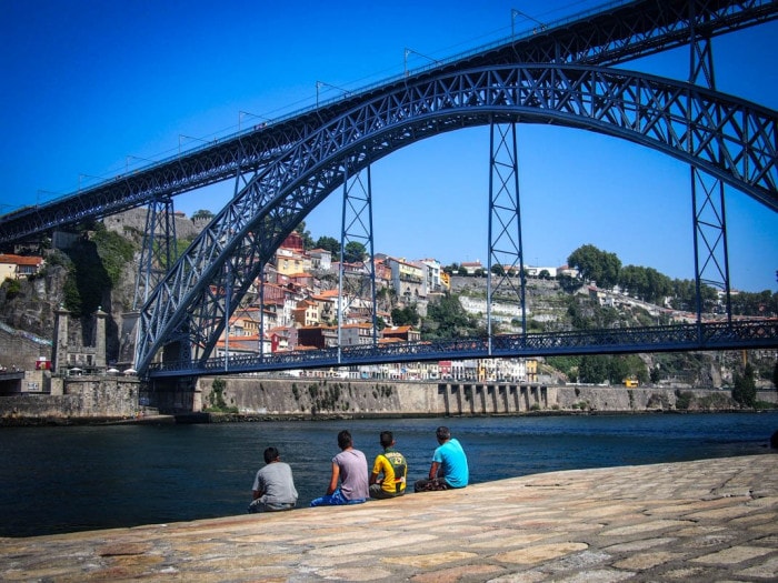 des portugais prennent une pause sous le pont dom luis a porto voyage portugal