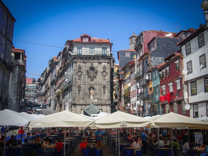 les restaurant et les belles façades de la ribeira a porto voyage portugal