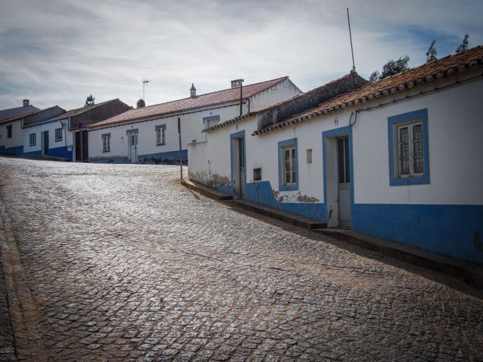 rue déserte et tranquille avec maisons blanche et bleu a odeceixe algarve voyage portugal