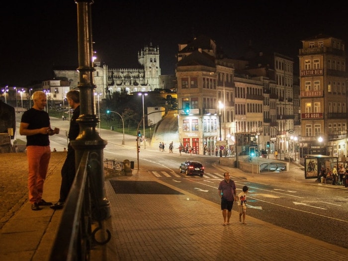 ambiance nocturne dans les rues de porto voyage portugal