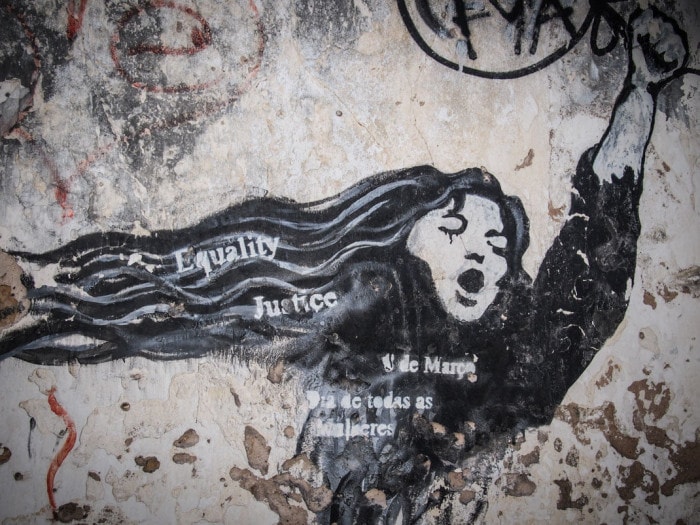 femme en lutte street art lagos algarve portugal