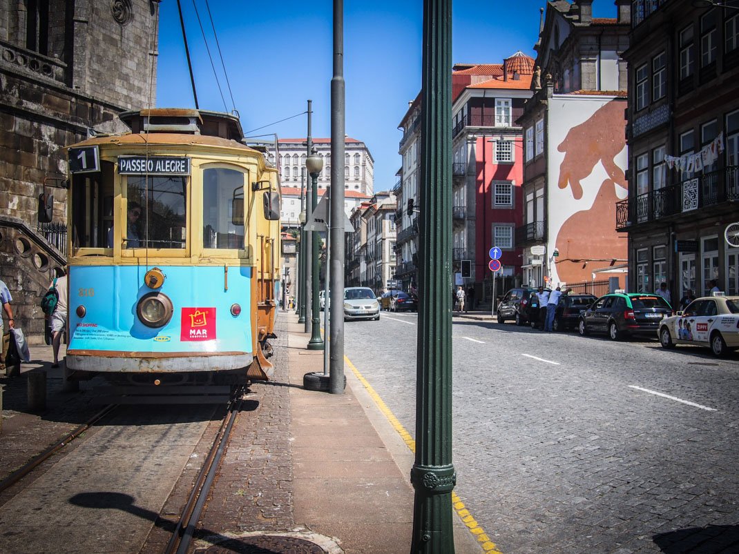 le paseo alegre, la promenade joyeuse a bord du tramway jusqu'a la mer a porto voyage portugal