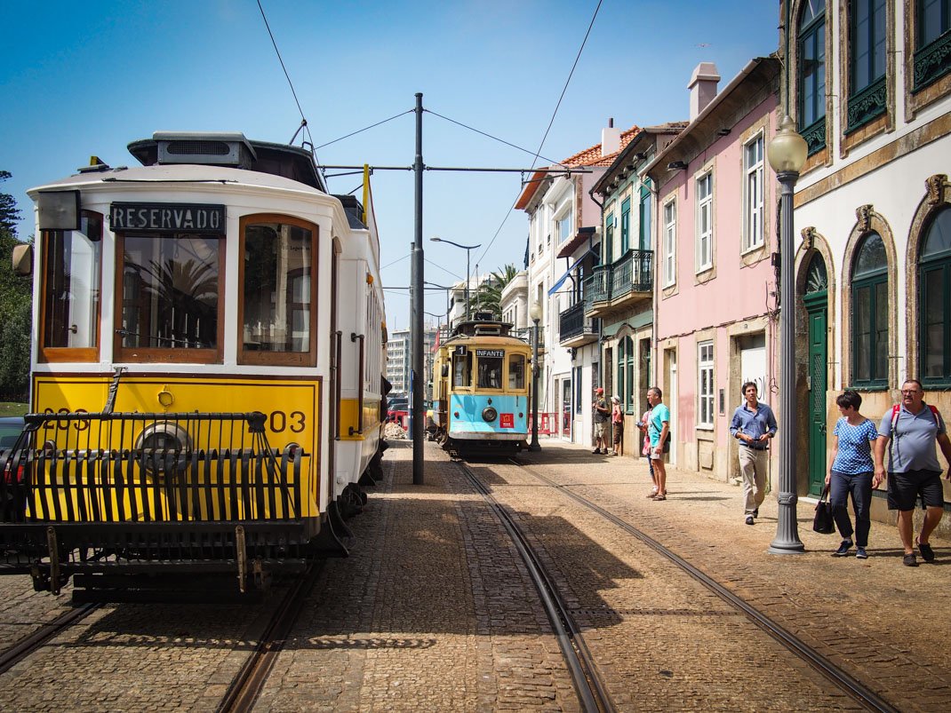l'arrivee du tramway a la plage de porto voyage portugal