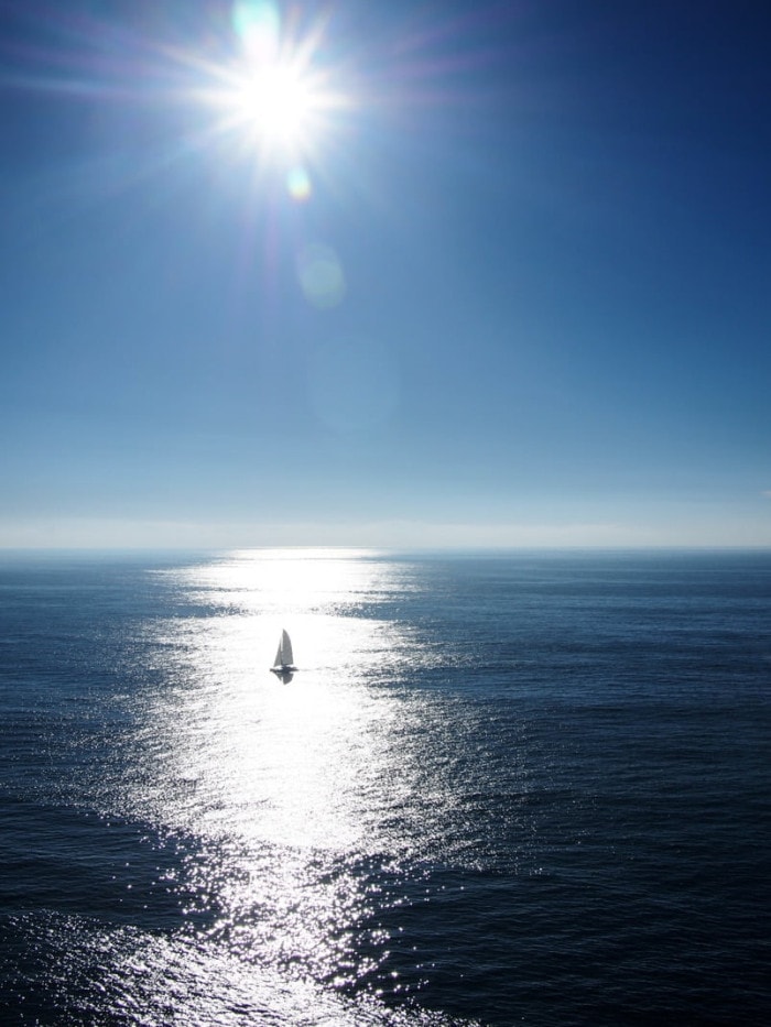 un voilier dans le soleil sur la mer au cab sao vicente a sages algarve portugal