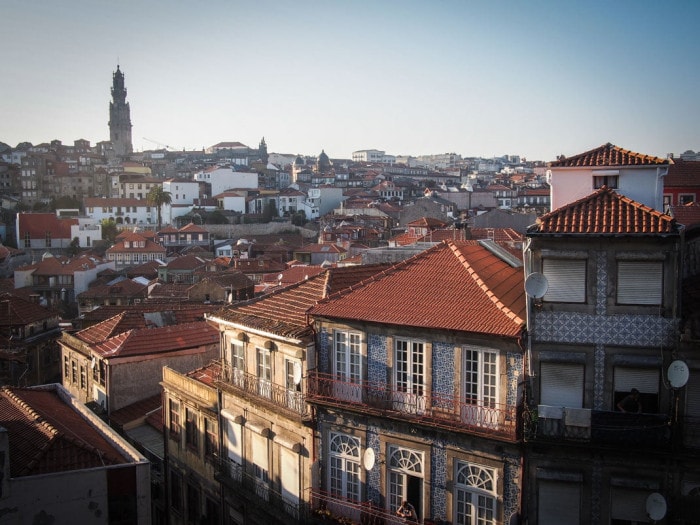 belle vue sur porto, ses façades, ses toits en tuile voyage portugal