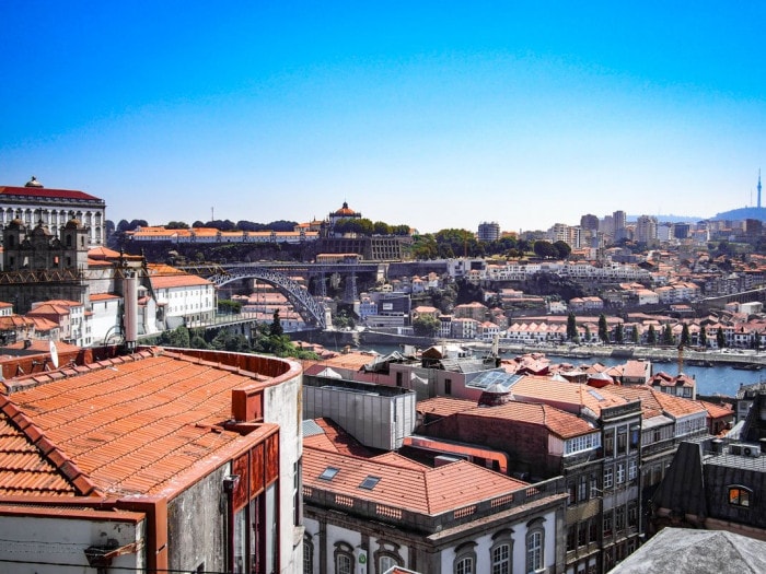 vue depuis les hauteurs sur les toits de porto, le pont et les fabriques de porto voyage portugal