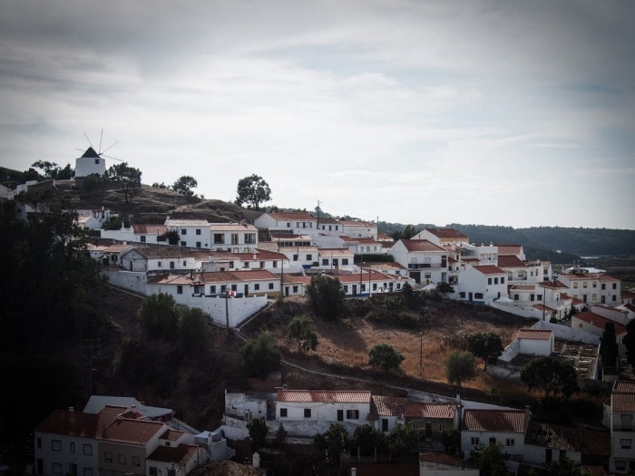 vue du village de odeceixe avec son moulin et ses maisons blanches algarve portugal