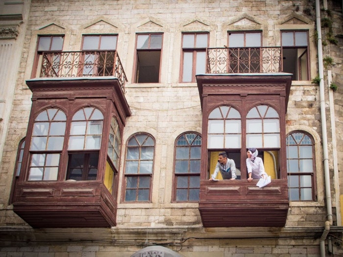 couple a la fenêtre de leur oriel sur la place galata a istanbul en turquie
