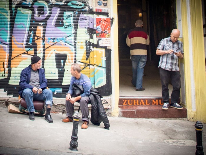 des hommes discutent sur le trottoir dans les rues de galata a istanbul en turquie