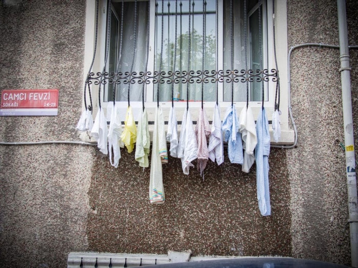 linge de bebe aux fenêtres d'une rue a cihangir istanbul