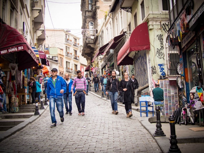 scene de rue dans le quartier galata a istanbul en turquie
