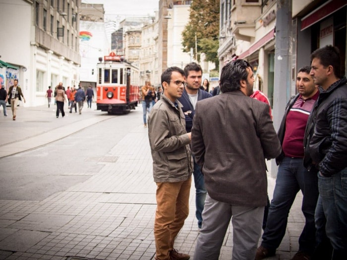 des hommes discutent près de la station tunnel a istanbul en turquie