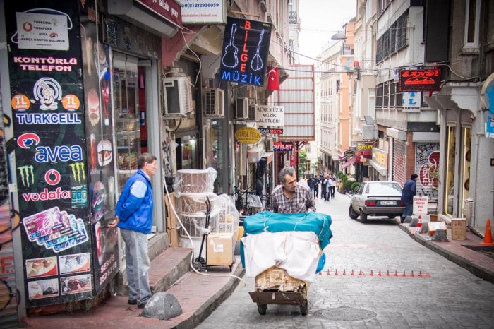 livreur dans une rue de galata a istanbul en turquie