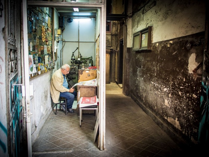 vieil homme lit le journal dans son bureau ouest sur la rue a istanbul en turquie