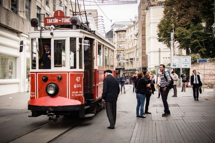 un vieil homme monte dans le tramway rouge vers la place taksim a istanbul en turquie