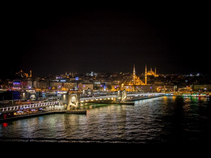 vue du pont de galata, de la corne d'or et de sultanahmet la nuit a istanbul en turquie