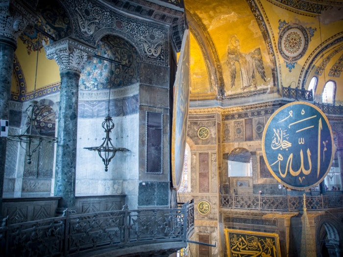 détails bleu et or à l'hagia sofa, sainte-sophie à istanbul voyage en turquie