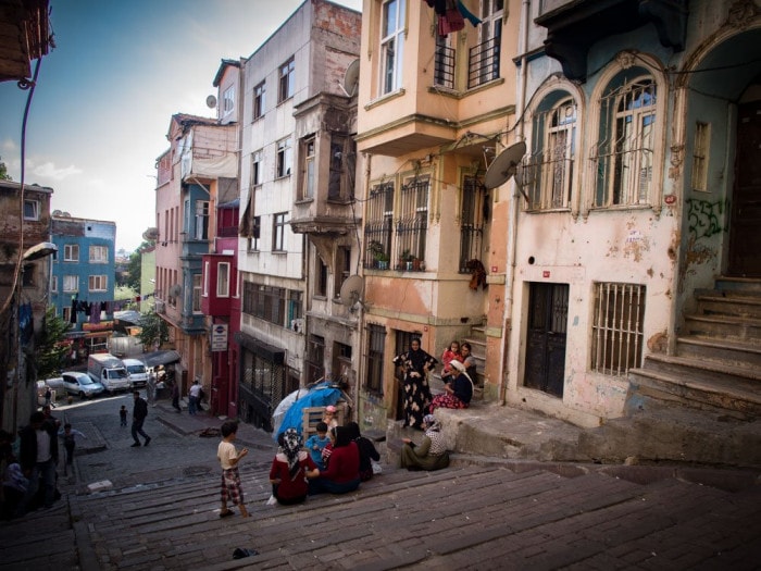 famille dans une rue populaire de sultanahmet à Istanbul