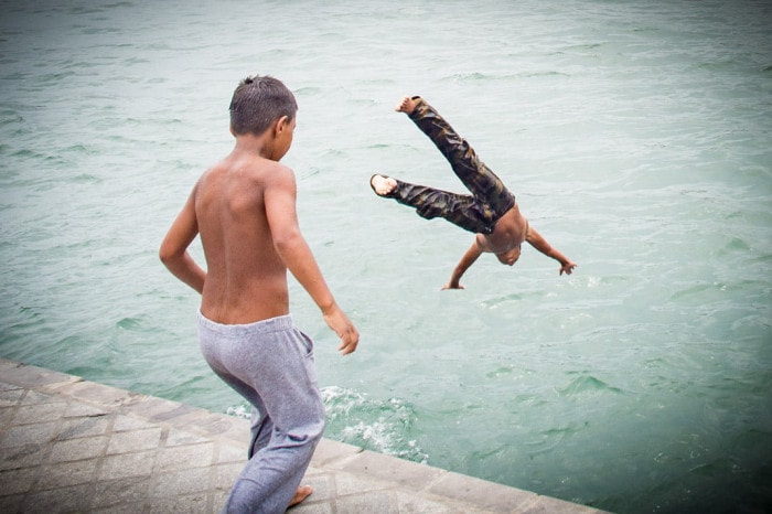 jeunes se baignent à karakoy dans le bosphore à istanbul voyage turquie