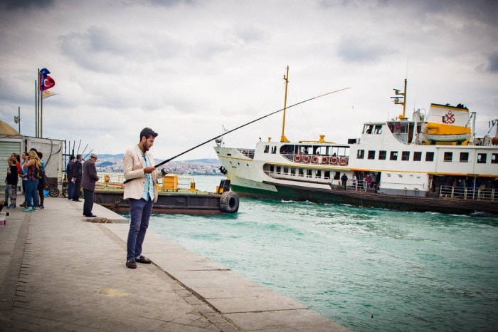 jeune pêcheur bcbg à karakoy istanbul voyage turquie
