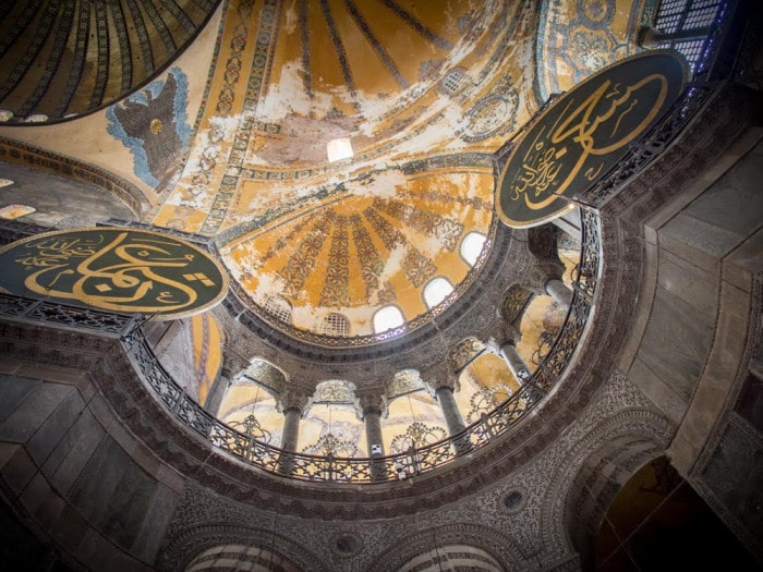 plafond de la basilique sainte-sophie en voyage à istanbul