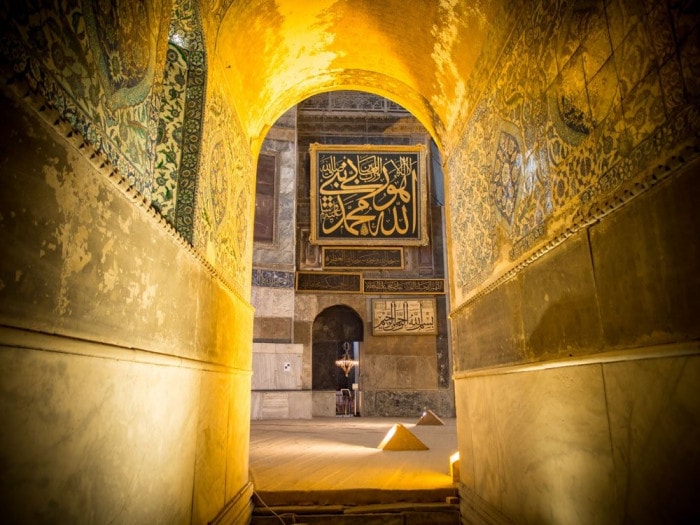 porte en or à la basilique sainte-sophie voyage à istanbul