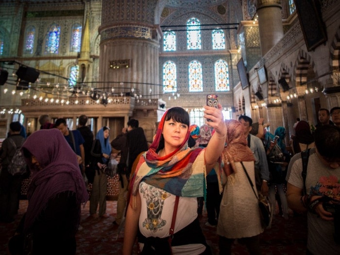 selfie à la mosquee bleue lors d'un voyage à istanbul