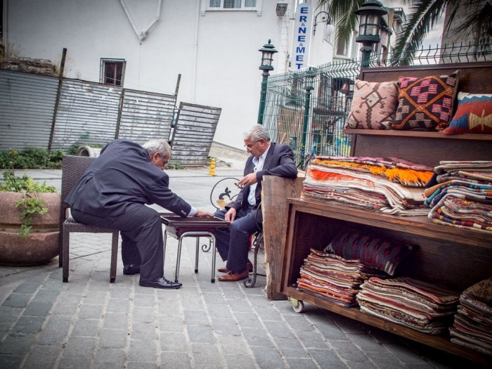 joueurs de backgammon autour de la mosquée bleue lors d'un voyage à istanbul